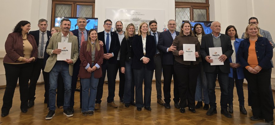 Quienes participaron con la firma de convenios.