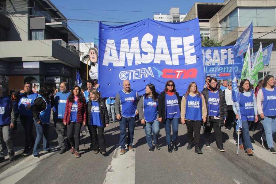 MASIVA CONCENTRACION. Amsafe se movilizó frente a la central de Iapos exigiendo prestaciones de calidad y fin a los recortes.