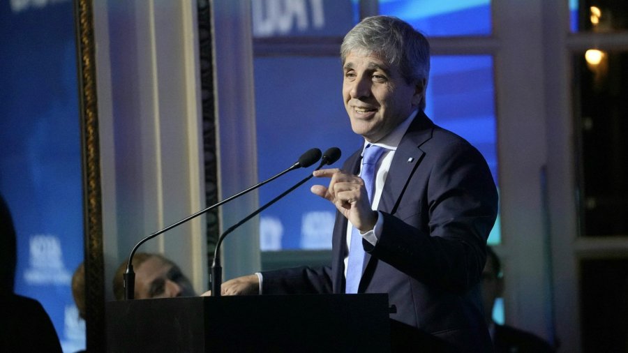 El ministro de Economía, Luis Caputo, al disertar en el Council of the Americas.