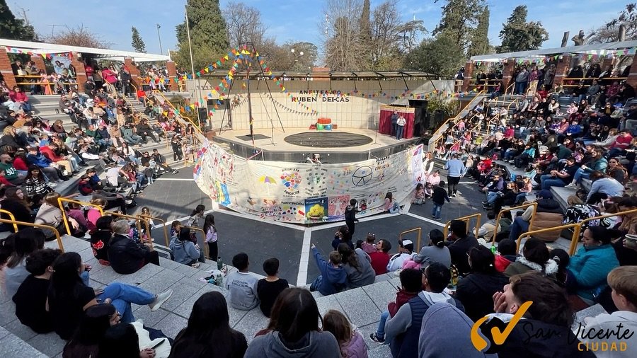 Un anfiteatro colmado fue el marco ideal para la presentación.