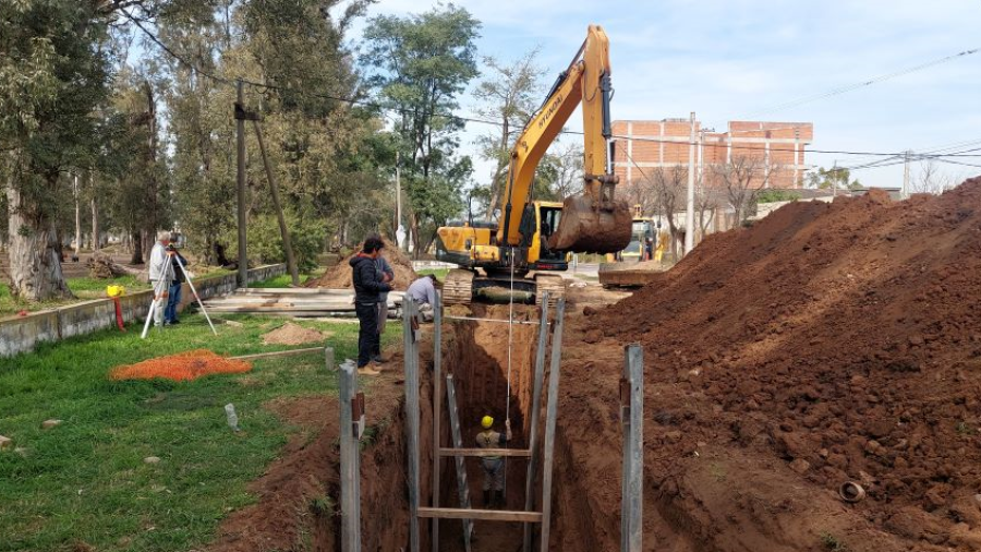 Cuadrilla Municipal laborando en Barrio Moreno.