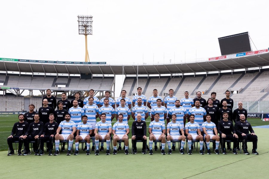 El equipo argentino, con Vivas y Rubiolo, en la foto previa a enfrentar a los All Blacks en el Estadio Mario Kempes de C&oacute;rdoba, la semana pasada. (LOS PUMAS)