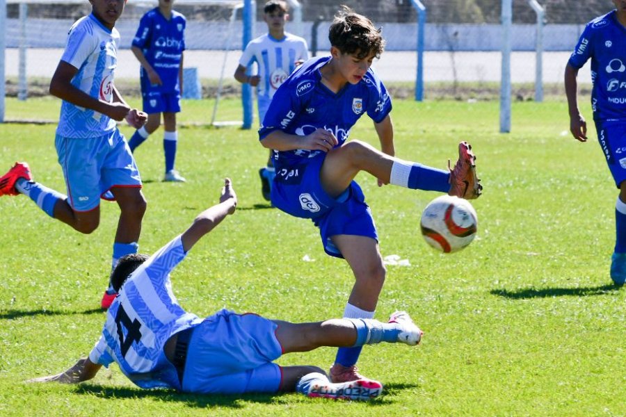 BUEN TORNEO. Tres categorías ya avanzaron a cuartos de final.
