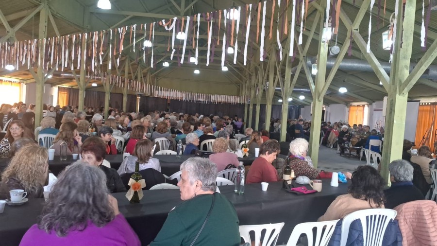 Vecinos, referentes institucionales y autoridades compartieron chocolate, comidas dulces y saladas, música y espectáculos.
