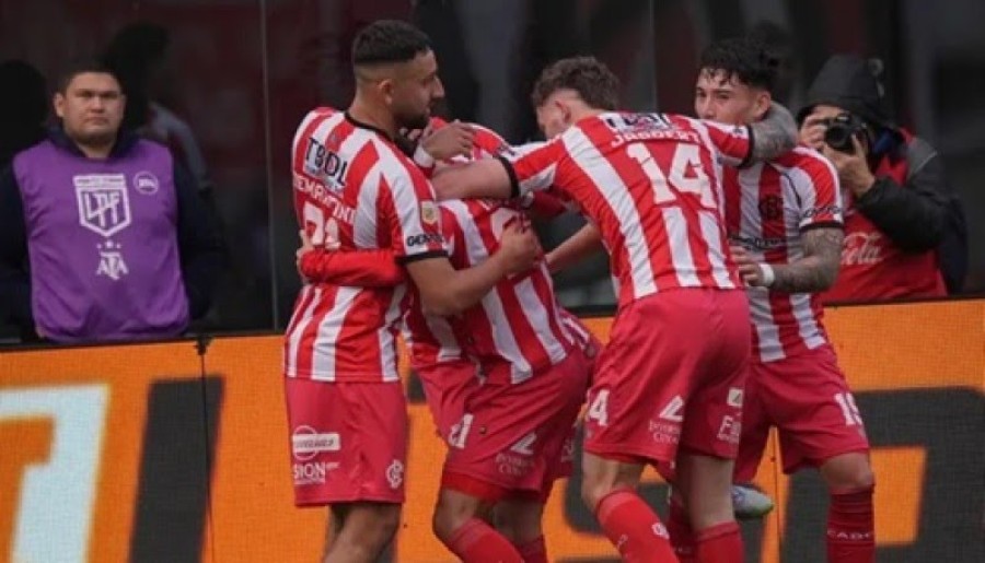 SUFRIENDO. Barracas aprovechó una jugada con muchos rebotes.