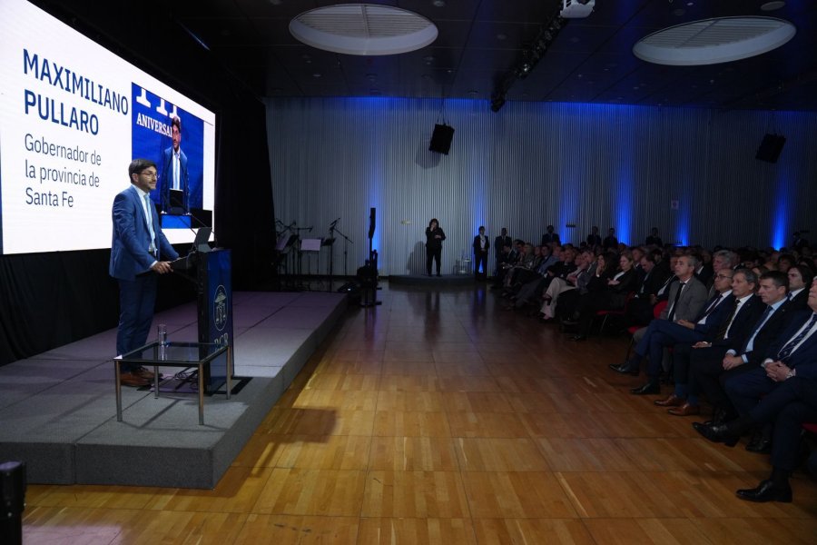 "Pedimos que los recursos que enviamos al Gobierno nacional vuelvan en infraestructura productiva", dijo Pullaro en la Bolsa de Comercio de Rosario. (FOTO SCS)
