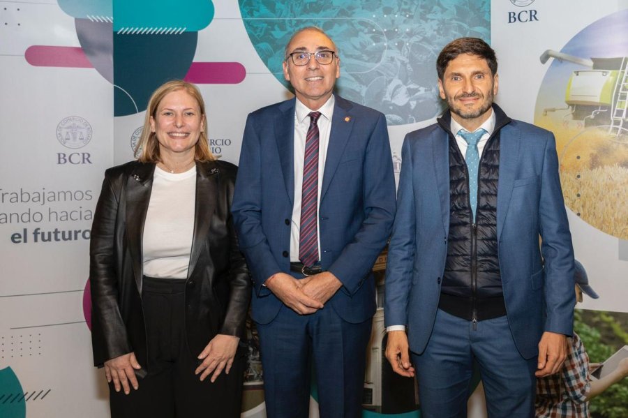 La vicegobernadora, Gisela Scaglia, el presidente de la Bolsa de Comercio de Rosario, Miguel Simioni y el gobernador, Maximiliano Pullaro. (FOTO SCS)