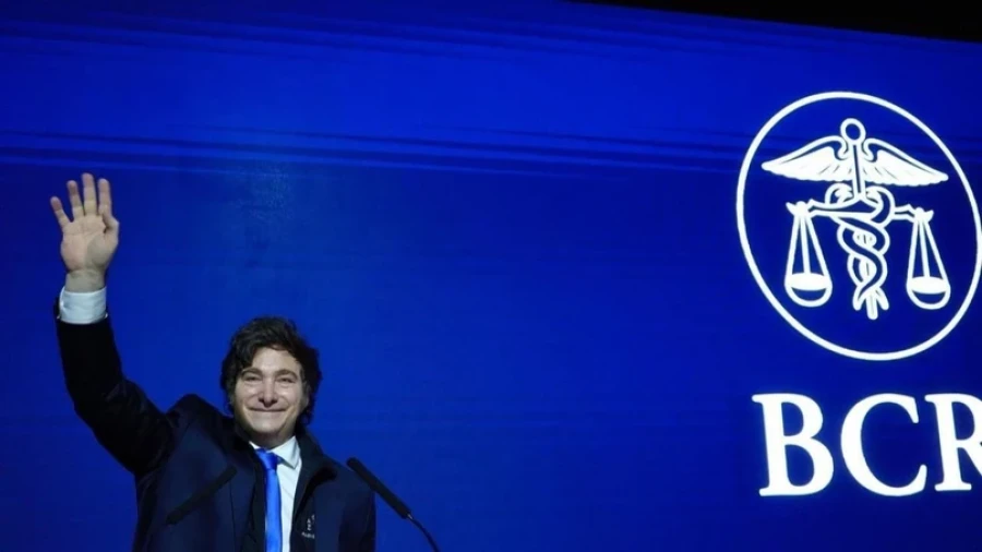 En Rosario, Milei ratificó el rumbo económico de su gobierno, cuestionó a adversarios y evitó hablar del escándalo de corrupción que golpea a su entorno..