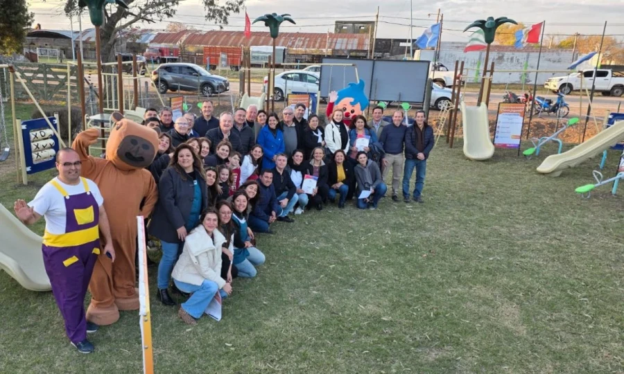 Quenes participaron de la entrega de los kits de juegos.