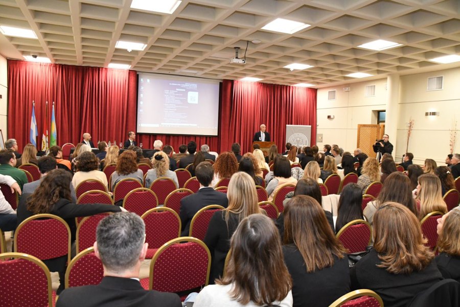 El Dr. Lorenzetti habl&oacute; ante un auditorio colmado en el CCIRR. (FOTO COLEGIO DE ABOGADOS)
