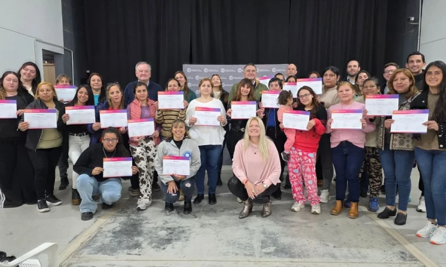 Las autoridades y quienes recibieron sus certificados.