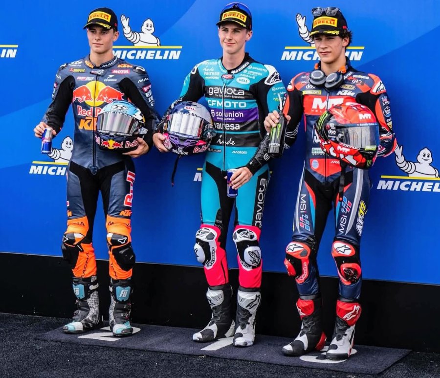 Valentín Perrone (2°), Máximo Quiles (1°) y Angel Piqueras (3°) en Hungría.