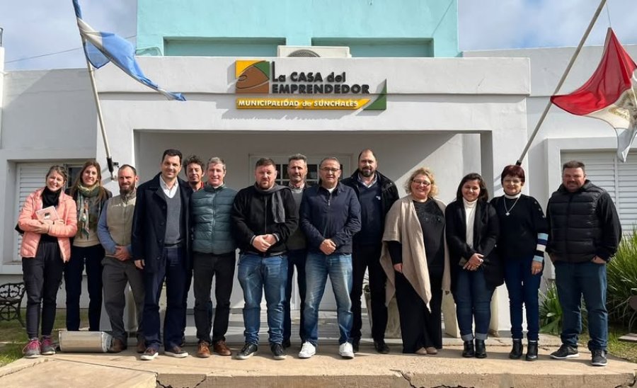 Representantes de los gobiernos que participan del consorcio GIRSU, frente a la Casa del Emprendedor en Sunchales.