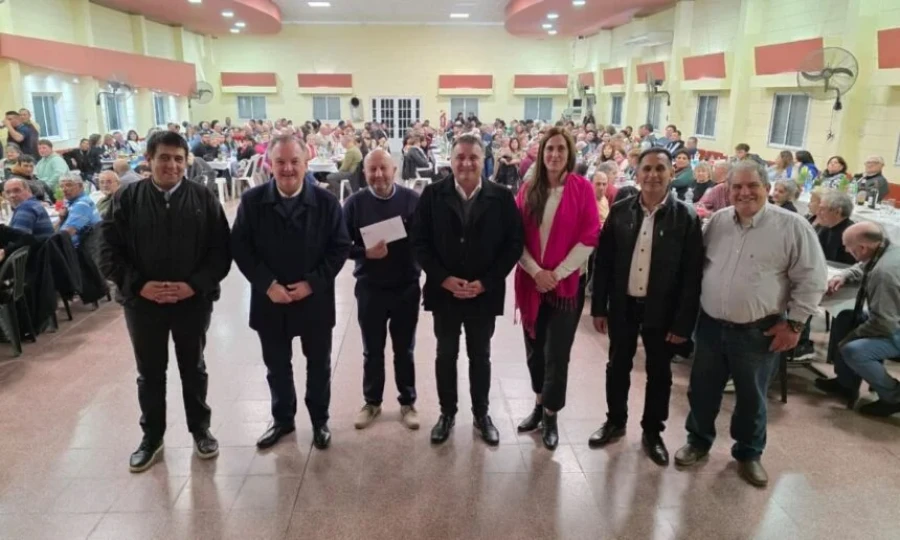 Las autoridades y la impactante cantidad de público que apoyó la realización.