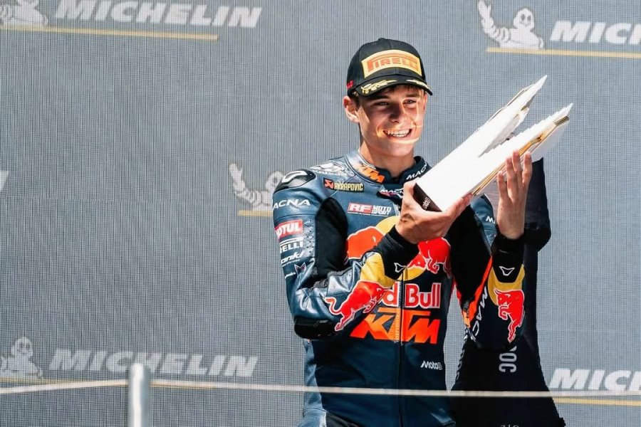 Valentín Perrone con el trofeo logrado en el GP de Hungría.