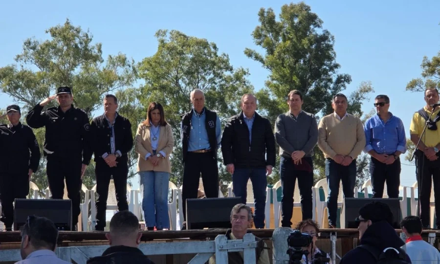 Las autoridades durante el acto formal de la realización.