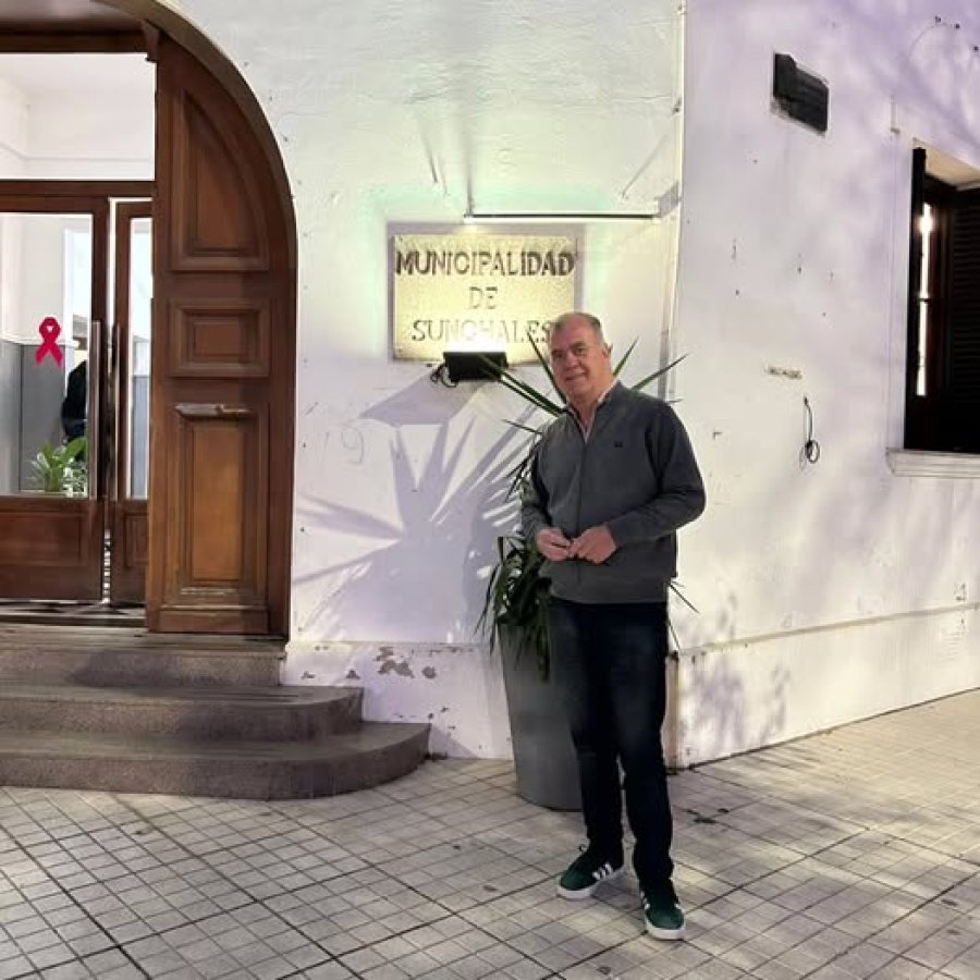 Adrián Bertolini ante la principal puerta de acceso al Edificio Municipal.