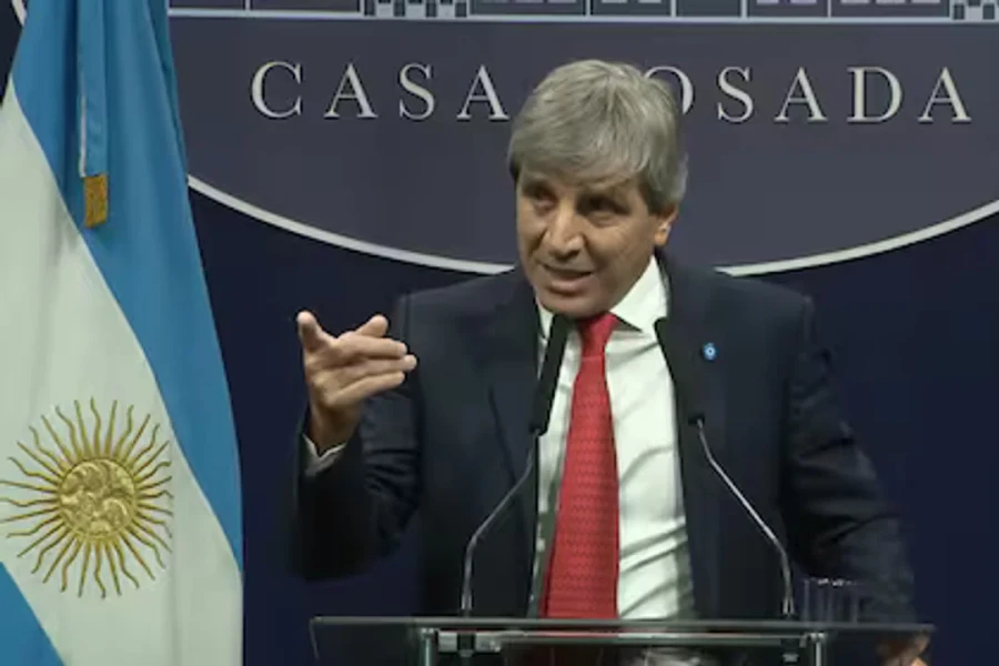 Luis Caputo busca renovar deuda en un escenario complicado.