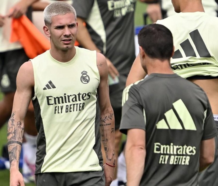 Mastantuono dialoga con Xabi Alonso. El DT del Madrid está encantado con el argentino.