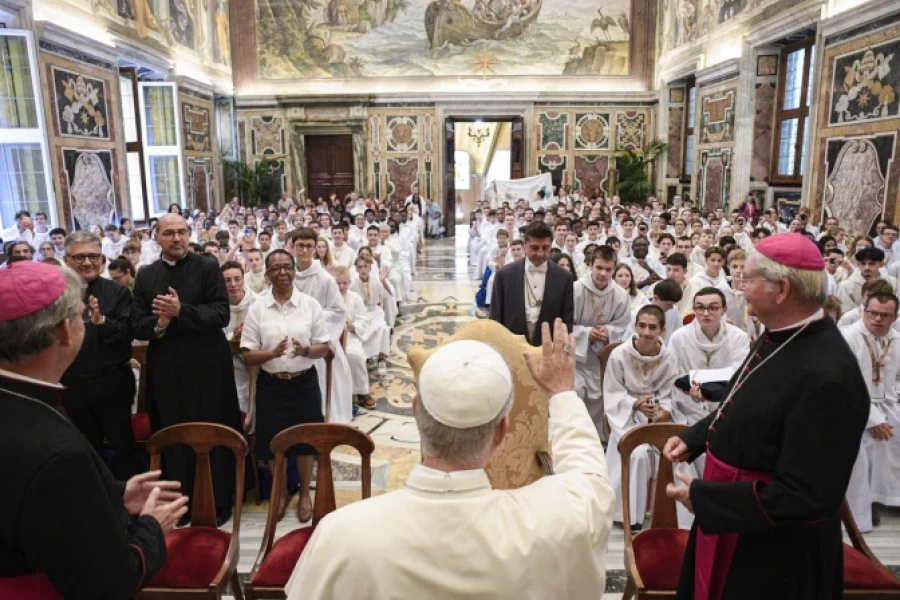 León XIV saluda a monaguillos franceses en un encuentro en el Vaticano.