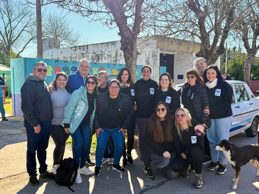 Los organizadores junto al legislador.