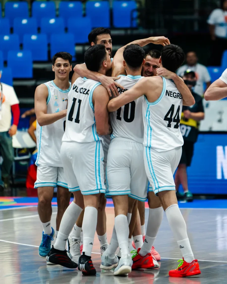 CON LO JUSTO. Argentina tuvo tres suspendidos, pero igualmente jugó mal.