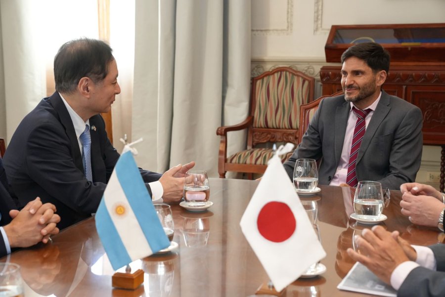 El embajador de Japón, Hiroshi Yamauchi, junto al gobernador Maximiliano Pullaro.