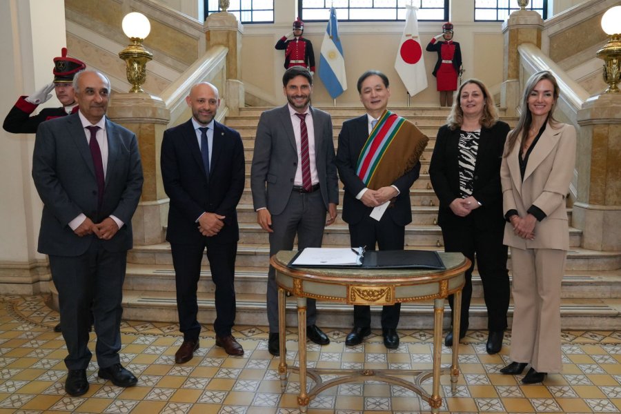 Claudio D&iacute;az, Gustavo Puccini, Maximiliano Pullaro, Hiroshi Yamauchi, Silvia Ciancio y Georgina Losada en la sede Rosario de Casa de Gobierno. (FOTO SCS)