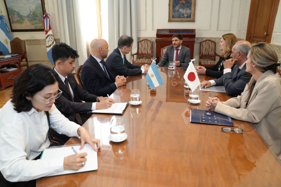 Reuni&oacute;n de trabajo entre el embajador japon&eacute;s y sus equipos con funcionarios santafesinos. (FOTO SCS)