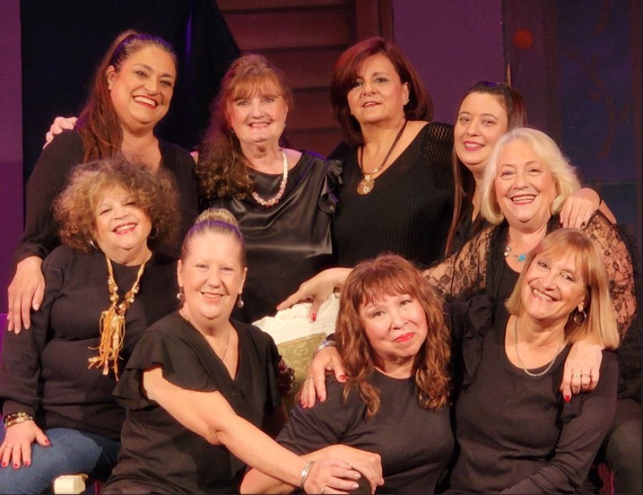 Un grupo de actrices rafaelinas que se expresan a través del teatro.