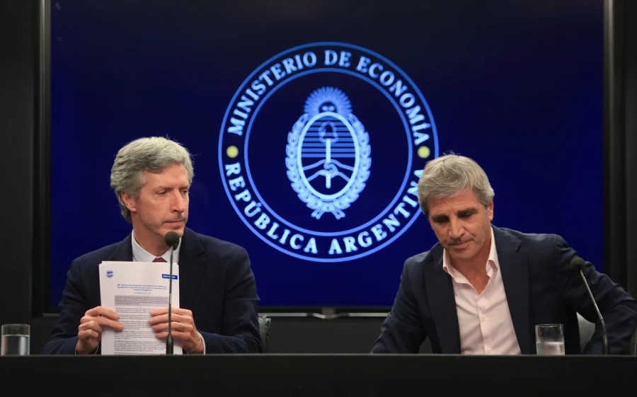 El titular del Banco Central, Santiago Bausili y el ministro de Economía, Luis "Toto" Caputo.