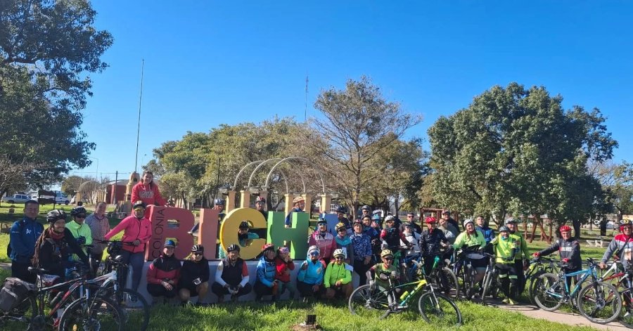 Los ciclistas en su arribo a Colonia Bicha.