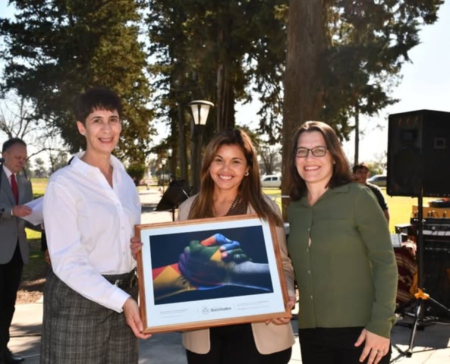 Andrea Ochat, Luciana Peter y María Eugenia Gamero durante la entrega del presente del pueblo y gobierno de Sunchales.
