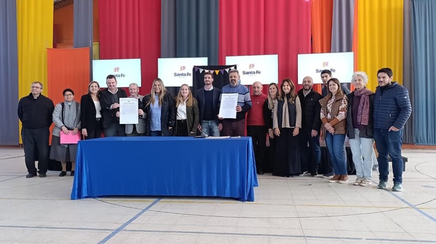 Autoridades que participaron de la firma del convenio.