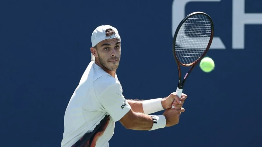 REACCIONO A TIEMPO. El jugador argentino pudo sacar el partido adelante.