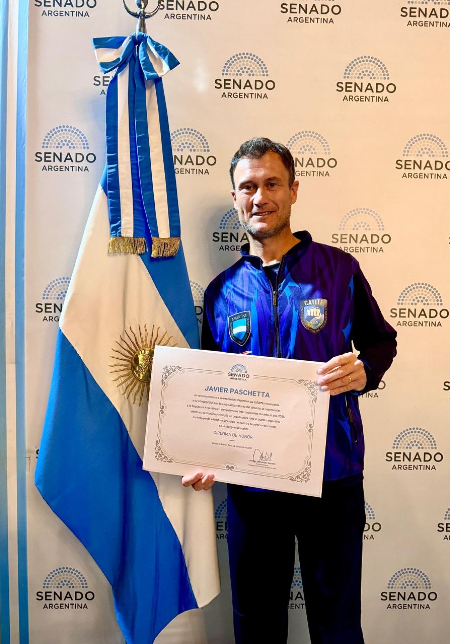 JAVIER PASCHETTA. Con su diploma de honor.