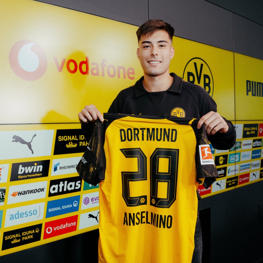 ZAGUERO. El joven defensor fue presentado en Alemania.