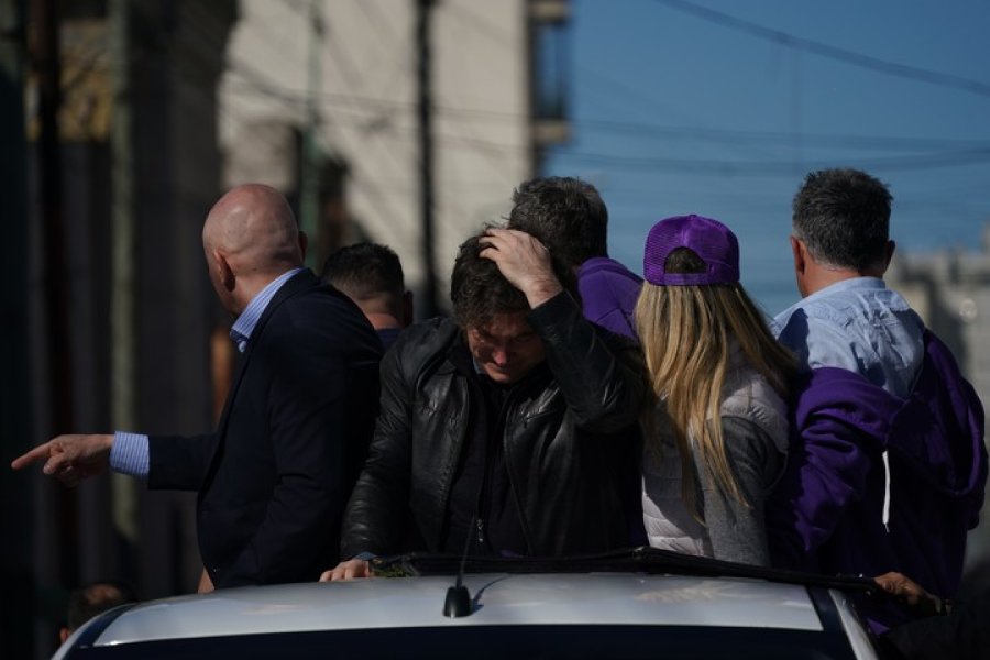 CAMPAÑA ELECTORAL. Un grupo de personas arrojó objetos de forma repentina a la camioneta del presidente en un acto de campaña. Toda la comitiva fue retirada del lugar..