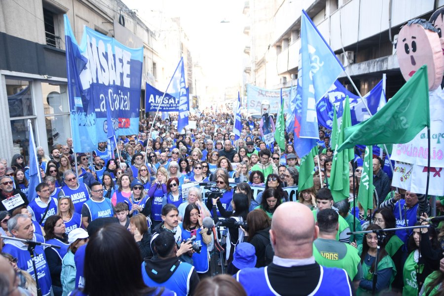 PLAN DE LUCHA. Miles de docentes reclamaron hoy el cese del ajuste en materia previsional que impulsa el gobierno santafesino.