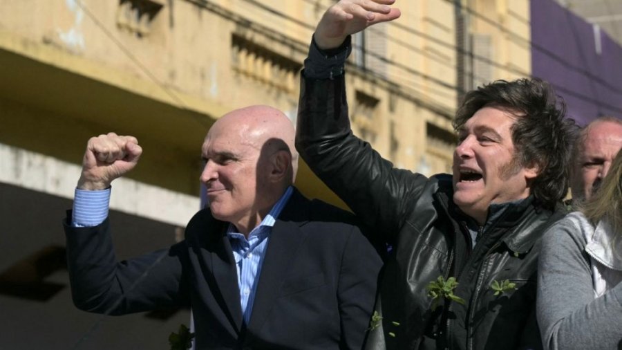 EN LOMAS DE ZAMORA. El presidente Javier Milei junto al diputado José Luis Espert durante el acto de campaña.