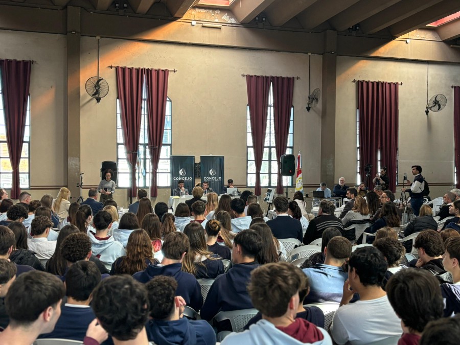 Formaron parte de la asamblea directivos, docentes y alumnos de 3º, 4º y 5º año de las diferentes modalidades de la institución educativa.