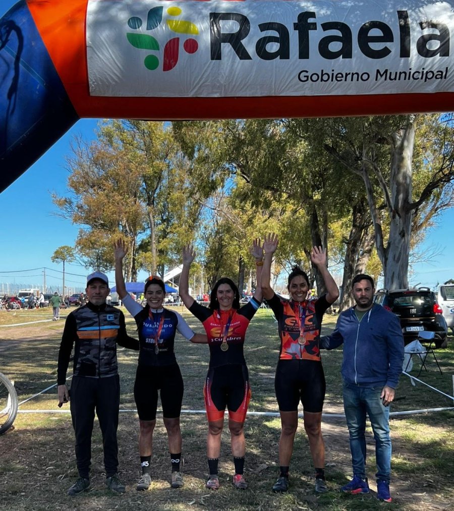 PREMIACION. El podio de Elite Femenina, donde se impuso la rafaelina Luisina Simondi.