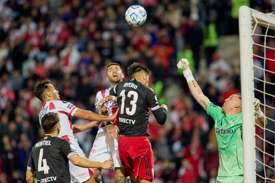 CLAVE. Armani dio seguridad en los 90 minutos y fue clave en los penales.