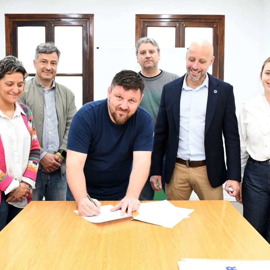 Pablo Pinotti  suscribiendo el acuerdo.