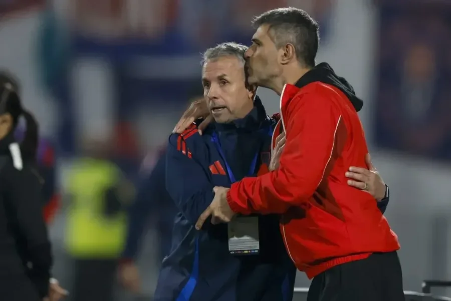 Julio César Vaccari junto al entrenador de la Universidad de Chile, Gustavo Álvarez.