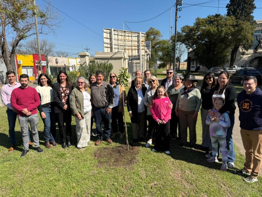 DONACION DE ARBOLES NATIVOS. La actividad se desarrolló en el SUM de la Sociedad Rural de Rafaela y tuvo como propósito promover la plantación y el cuidado de especies autóctonas.