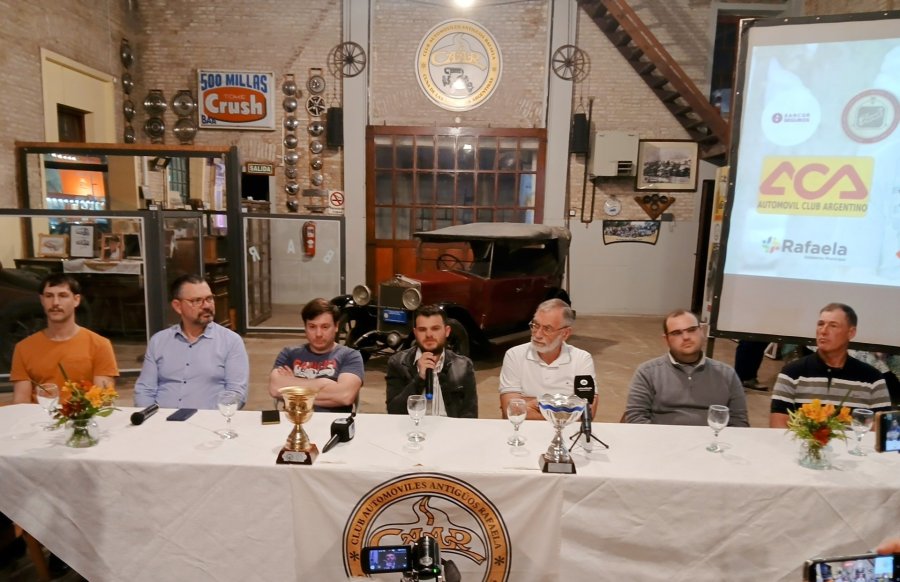 Integrantes de la cabecera en la sede de la entidad organizadora.