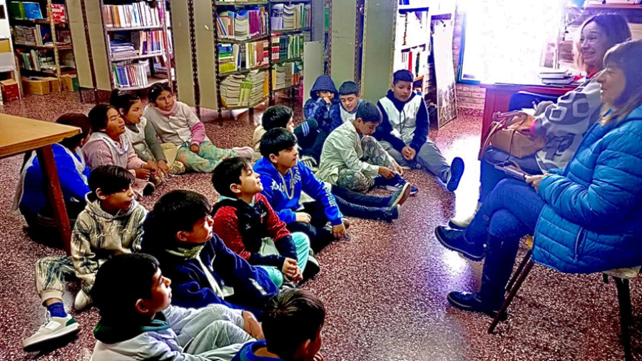 Silvana y Ana durante la actividad en una escuela.