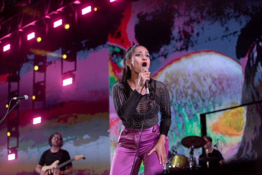 “Desde los 17 hasta ahora, que tengo 30, actué en un sinfín de escenarios en todo el país, lo cual me tiene fascinada. Estoy muy feliz. Sigo en constante investigación, en permanente creación”.