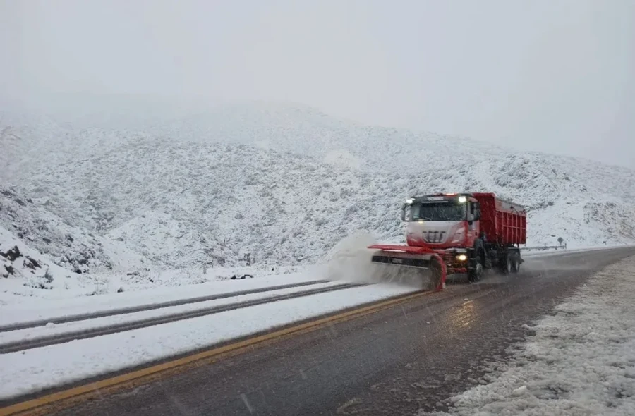 Corte total de la Ruta 7 por intensas lluvias y nieve en Mendoza.